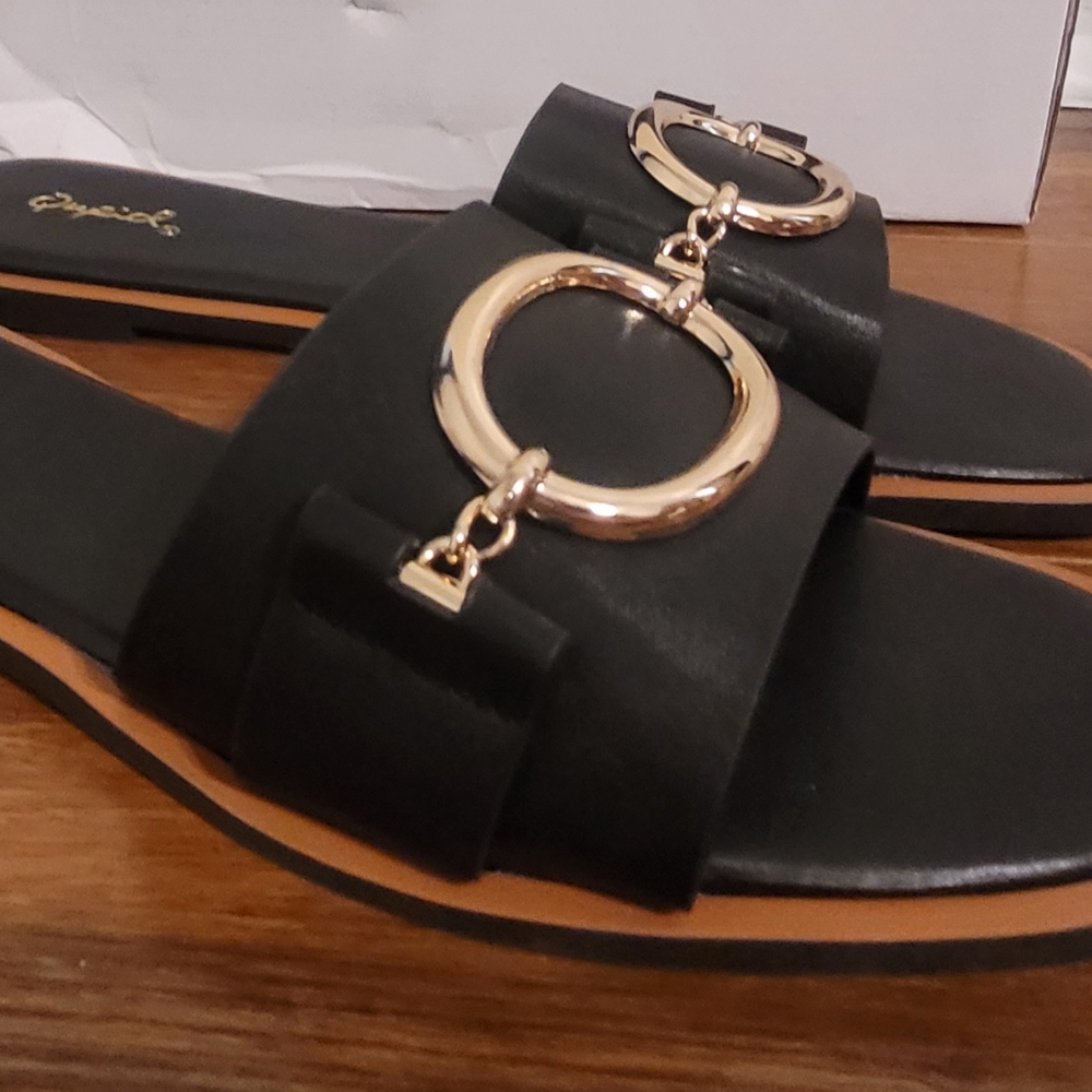 ✨️Quipid: Indigo-25 (Sandal)✨️Color: Black & Gold✨️Size: 8